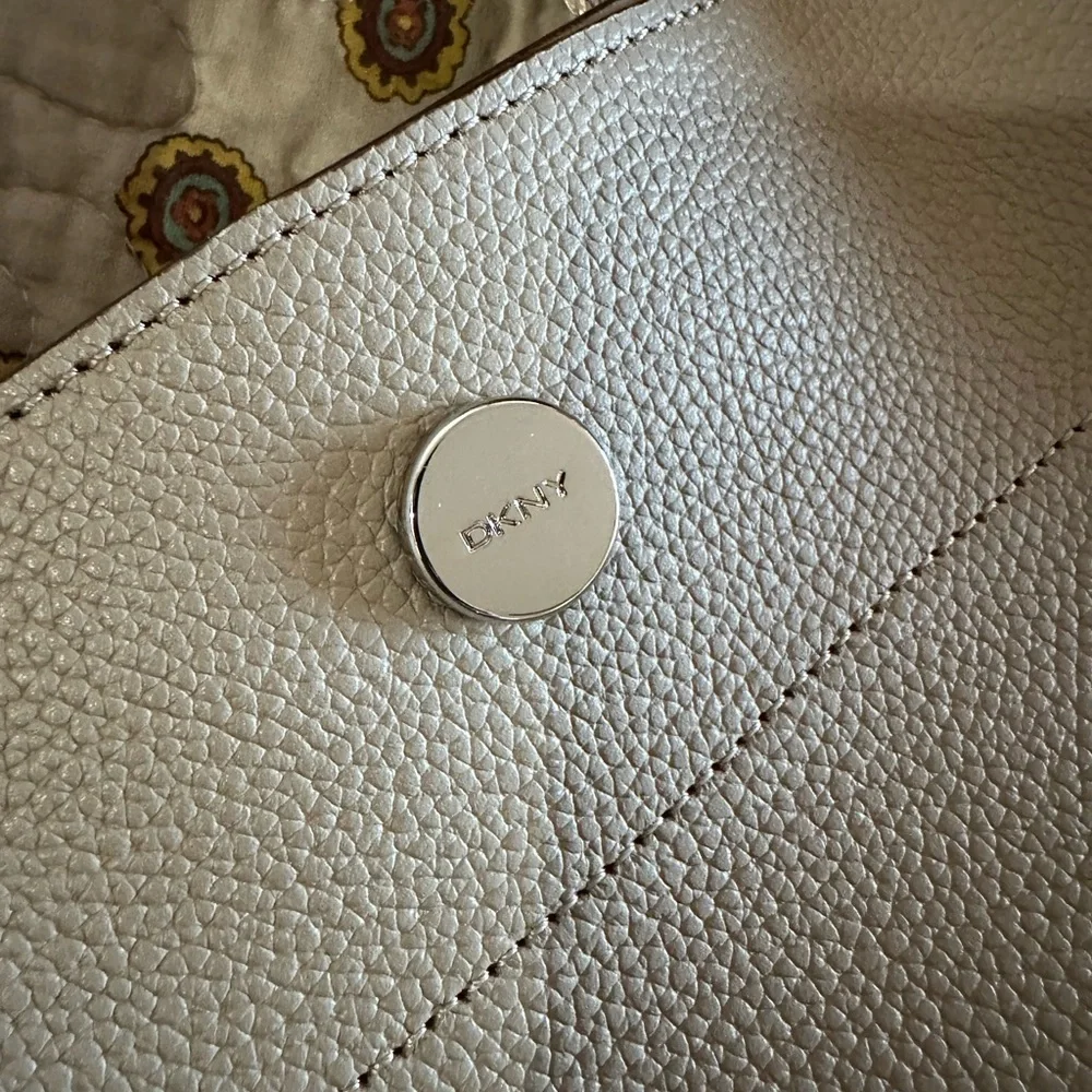 DKNY Winston Gray Leather Bag Like New Condition - Picture 5 of 8